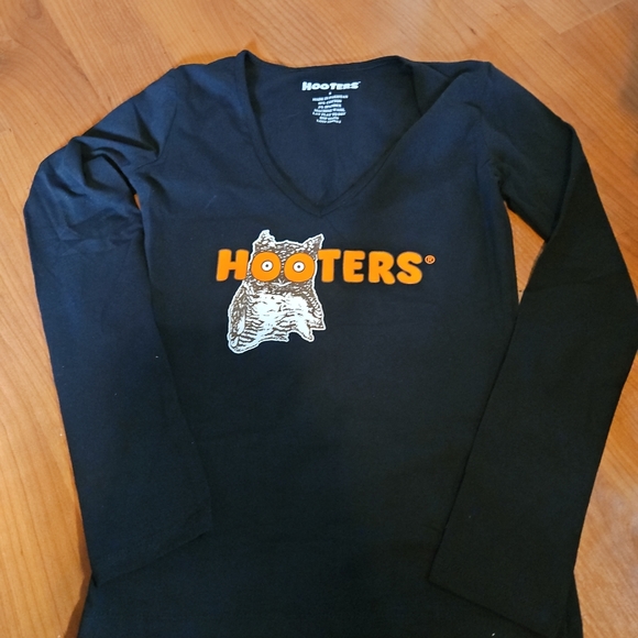 Hooters Small Black long sleeve T-shirt - Picture 1 of 7